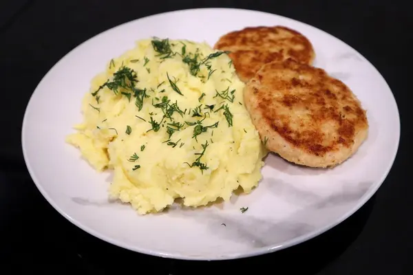 Картофельное пюре с котлетой